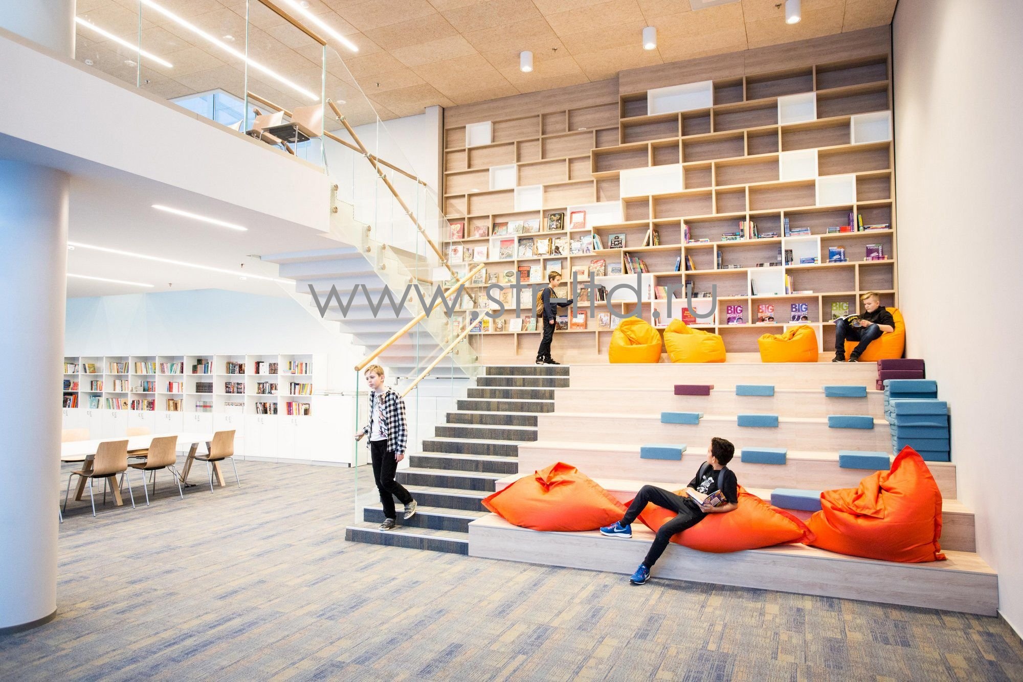 Подиум из фанеры, подиум с посадочными местами