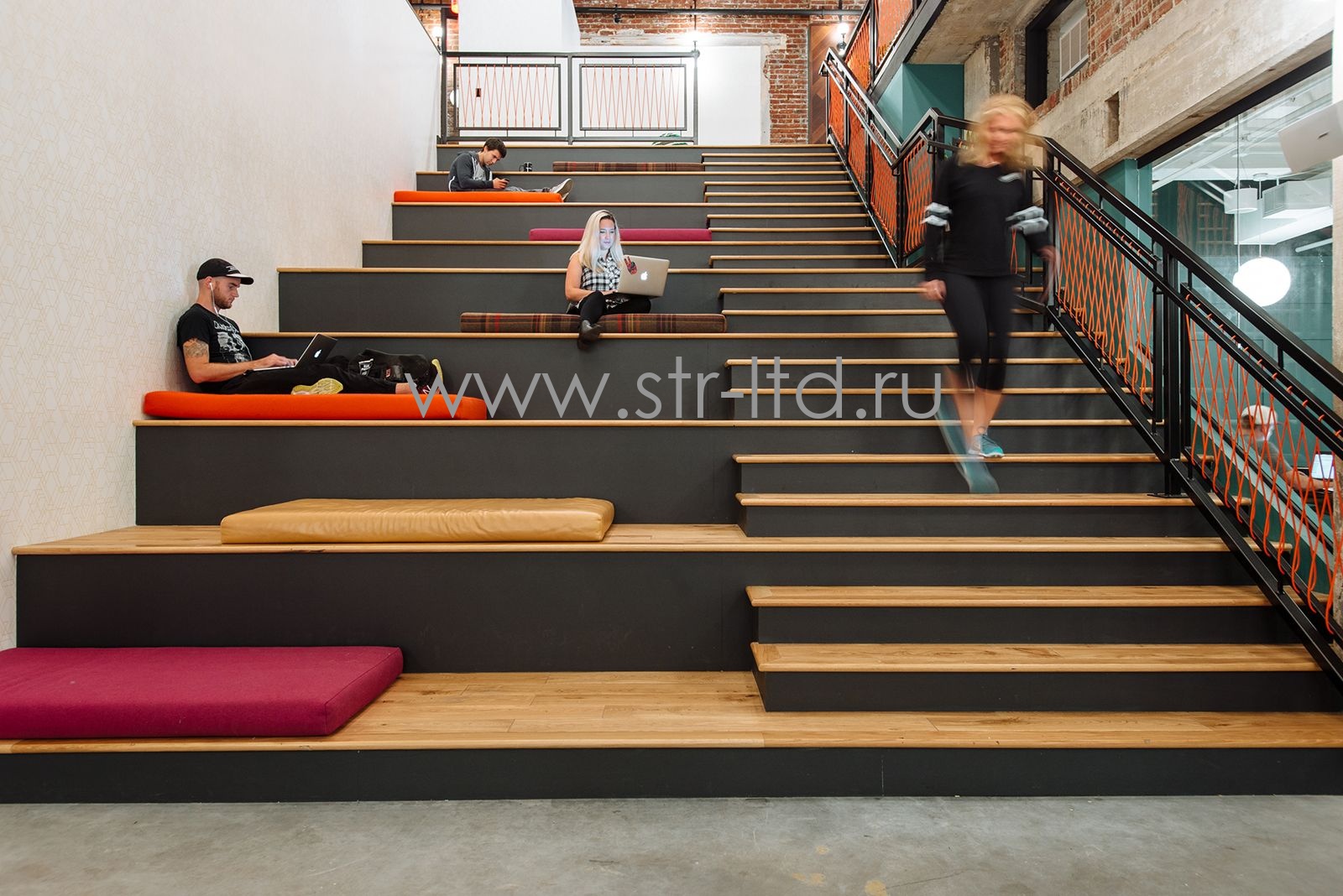 Подиум из фанеры, подиум с посадочными местами