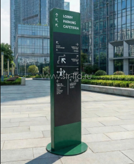 навигационная стойка из дерева с указателями, уличная стойка информации из дерева